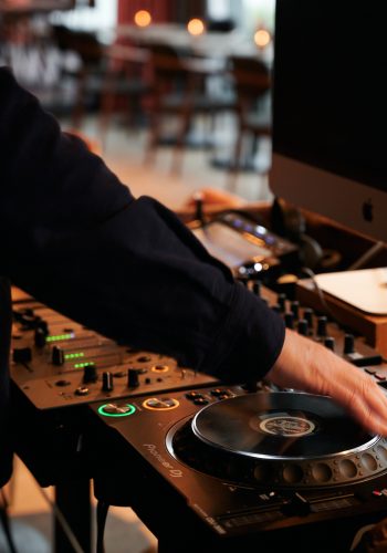 DJ